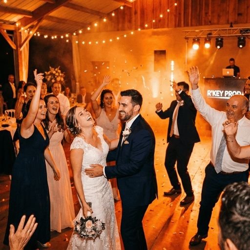 Piste de danse d'un mariage sous les guirlandes lumineuses, avec la régie R'Key Prod
